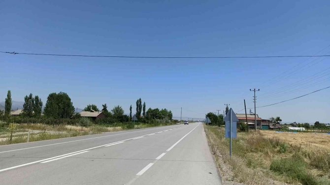 Konya'da saman balyası yüklü kamyondan tele takılıp düştü