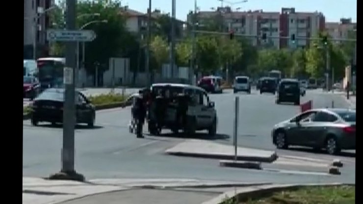 Motosikletli Yunus timleri, yakıtı biten aracı akaryakıt istasyonuna kadar itti