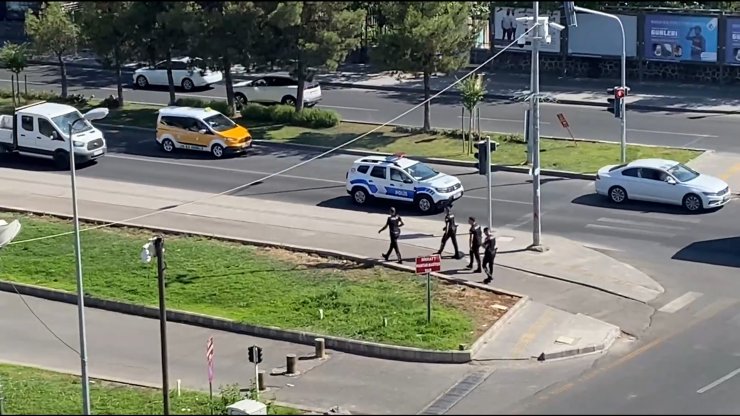 Motosikletli Yunus timleri, yakıtı biten aracı akaryakıt istasyonuna kadar itti