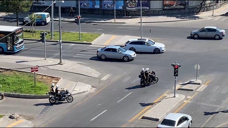 Motosikletli Yunus timleri, yakıtı biten aracı akaryakıt istasyonuna kadar itti