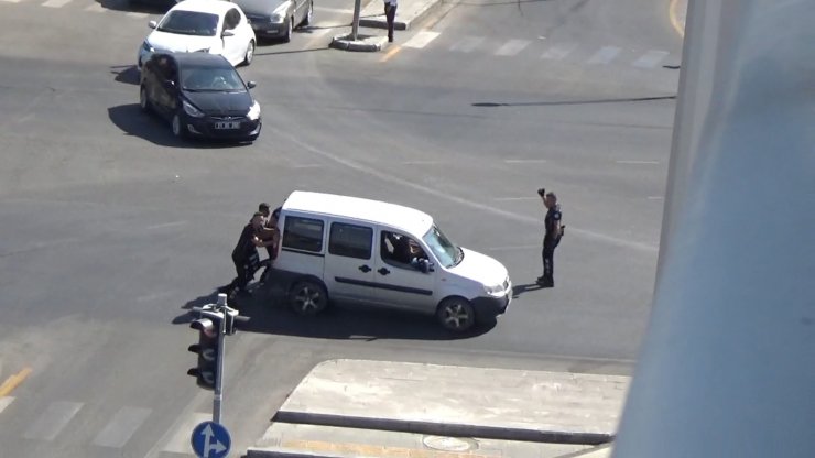 Motosikletli Yunus timleri, yakıtı biten aracı akaryakıt istasyonuna kadar itti