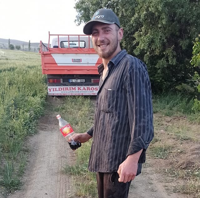 Motosikletten düşen 22 yaşındaki genç, otomobilin çarpmasıyla öldü