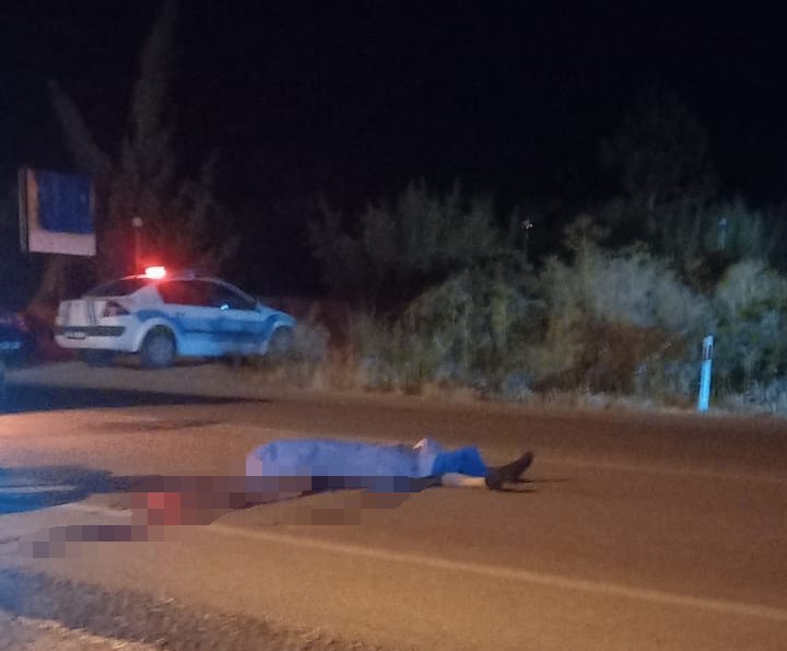 Motosikletten düşen 22 yaşındaki genç, otomobilin çarpmasıyla öldü