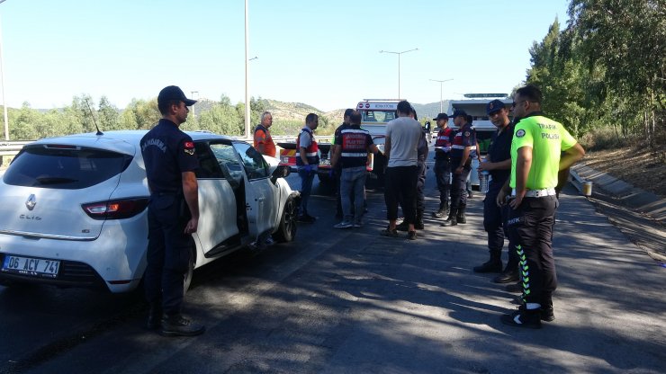 Otomobil TIR'a arkadan çarptı: 1 ölü, 2 yaralı