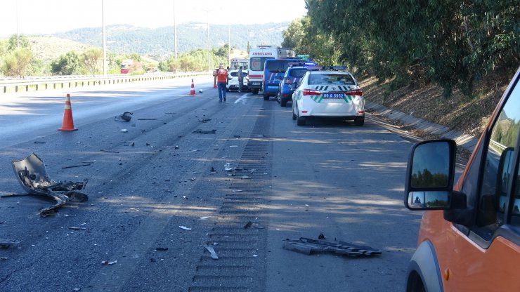 Otomobil TIR'a arkadan çarptı: 1 ölü, 2 yaralı