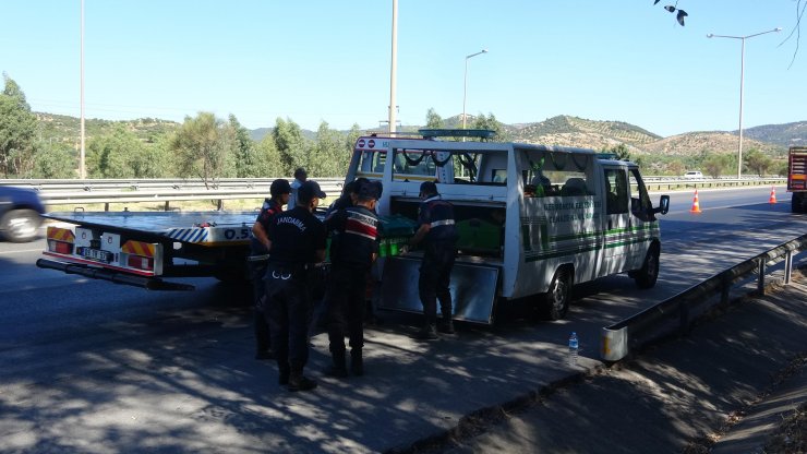 Otomobil TIR'a arkadan çarptı: 1 ölü, 2 yaralı