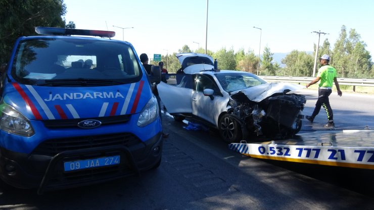 Otomobil TIR'a arkadan çarptı: 1 ölü, 2 yaralı