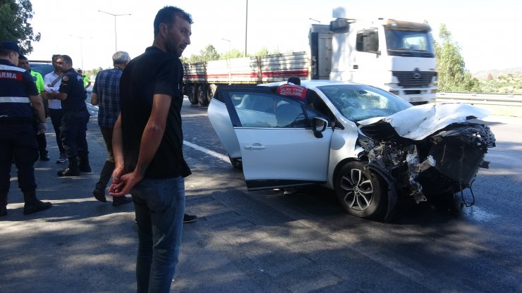 Otomobil TIR'a arkadan çarptı: 1 ölü, 2 yaralı