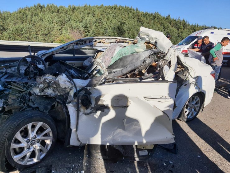 Otomobil, TIR'a çarptı: 2 ölü, 1 yaralı