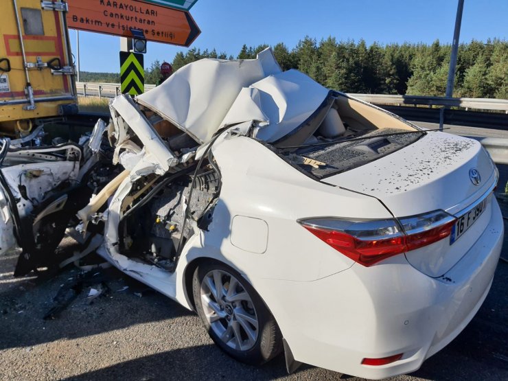 Otomobil, TIR'a çarptı: 2 ölü, 1 yaralı