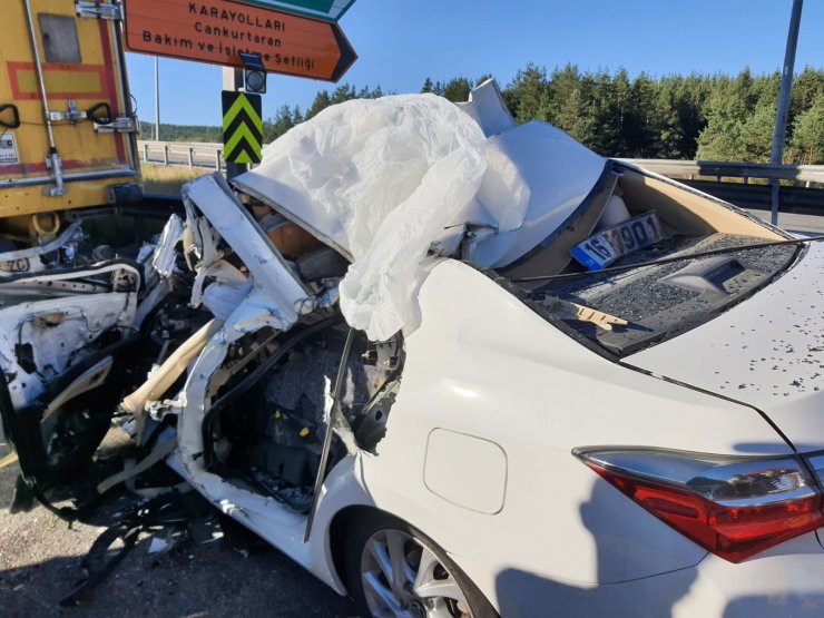 Otomobil, TIR'a çarptı: 2 ölü, 1 yaralı