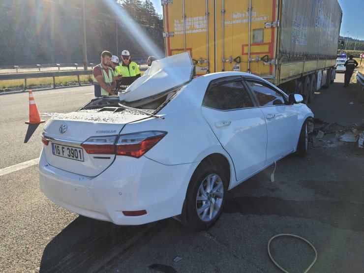 Otomobil, TIR'a çarptı: 2 ölü, 1 yaralı