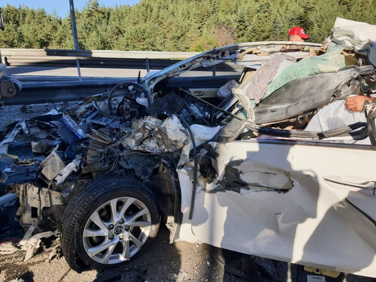 Otomobil, TIR'a çarptı: 2 ölü, 1 yaralı