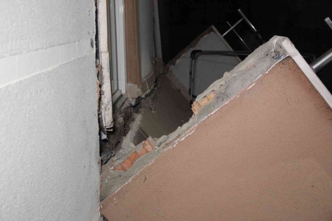 Oturdukları balkon çöken çift neye uğradığı şaşırdı