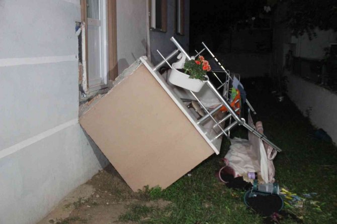 Oturdukları balkon çöken çift neye uğradığı şaşırdı