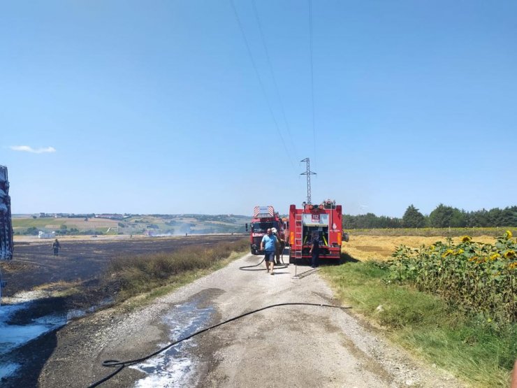 Silivri'de buğday yüklü kamyon alev alev yandı