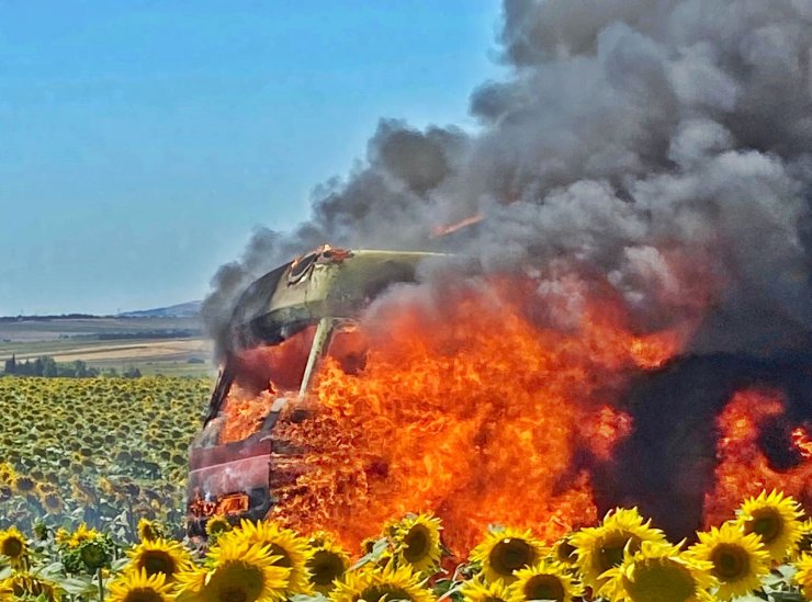 Silivri'de buğday yüklü kamyon alev alev yandı