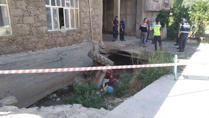 Traktör dereye uçtu, sürücü hayatını kaybetti