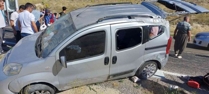 Yoldan çıkan araç su kanalına girdi; 1 ölü 5 yaralı