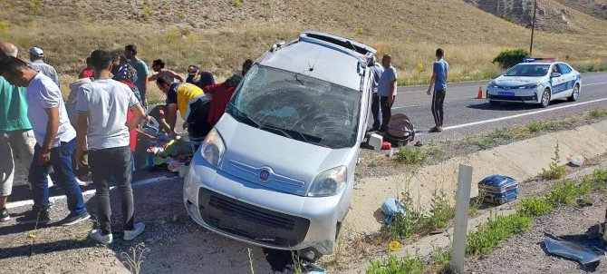 Yoldan çıkan araç su kanalına girdi; 1 ölü 5 yaralı
