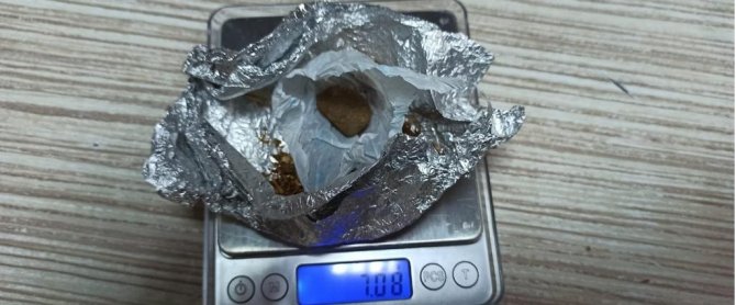 Şüpheli maddeyi saklamaya çalışırken yakalandılar