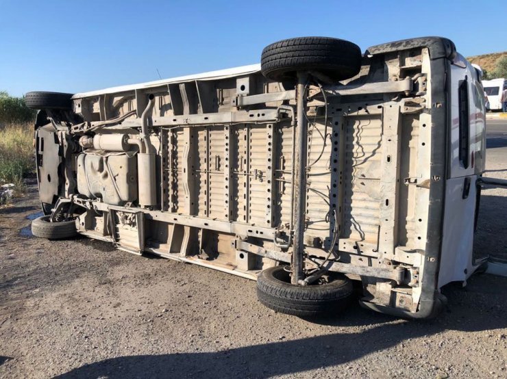 Tarım işçilerini taşıyan minibüs devrildi: 1'i ağır, 21 yaralı