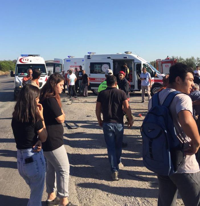 Tarım işçilerini taşıyan minibüs devrildi: 1'i ağır, 21 yaralı