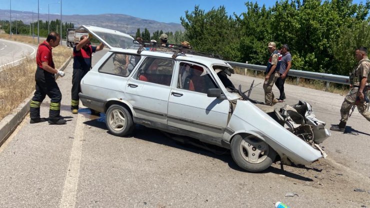 TIR ile otomobil kafa kafaya çarpıştı: 1 ölü