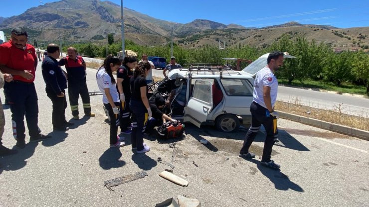 TIR ile otomobil kafa kafaya çarpıştı: 1 ölü