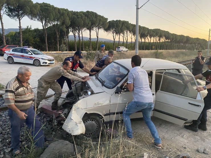 Trenin çarptığı otomobil hurdaya döndü; karı- koca kazadan yara almadı