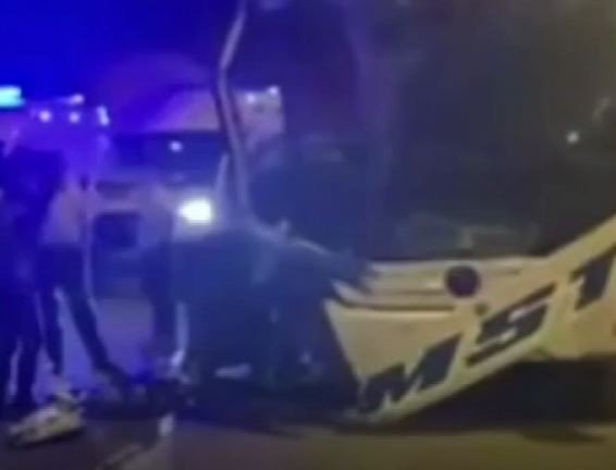 Yolcu otobüsü tıra arkadan çarptı: Muavin öldü, 11 yolcu yaralı