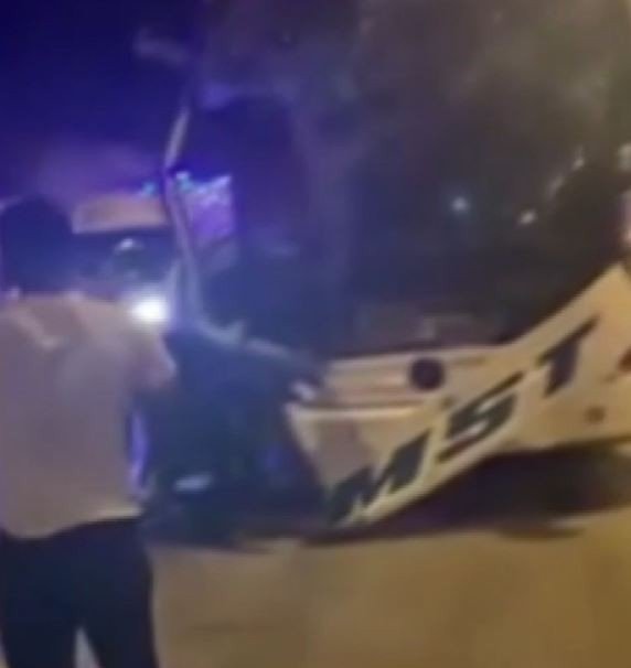 Yolcu otobüsü tıra arkadan çarptı: Muavin öldü, 11 yolcu yaralı