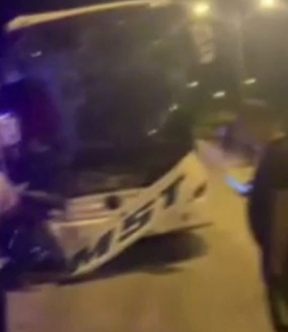 Yolcu otobüsü tıra arkadan çarptı: Muavin öldü, 11 yolcu yaralı