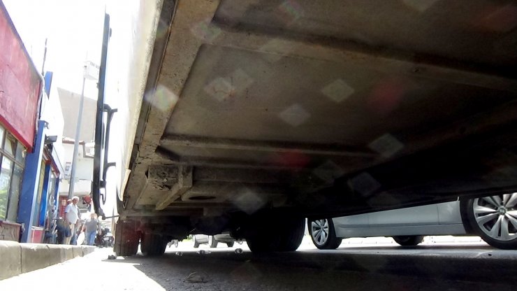 2 göçmen, tur otobüsü altında kaçmaya çalışırken yanıyordu