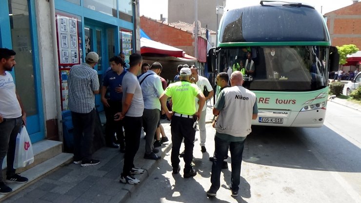 2 göçmen, tur otobüsü altında kaçmaya çalışırken yanıyordu