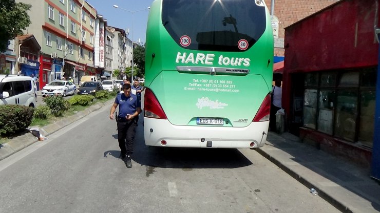 2 göçmen, tur otobüsü altında kaçmaya çalışırken yanıyordu