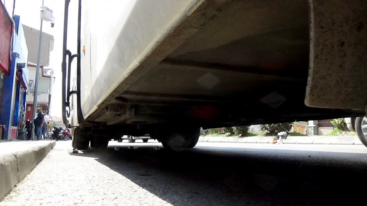 2 göçmen, tur otobüsü altında kaçmaya çalışırken yanıyordu