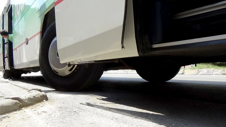 2 göçmen, tur otobüsü altında kaçmaya çalışırken yanıyordu