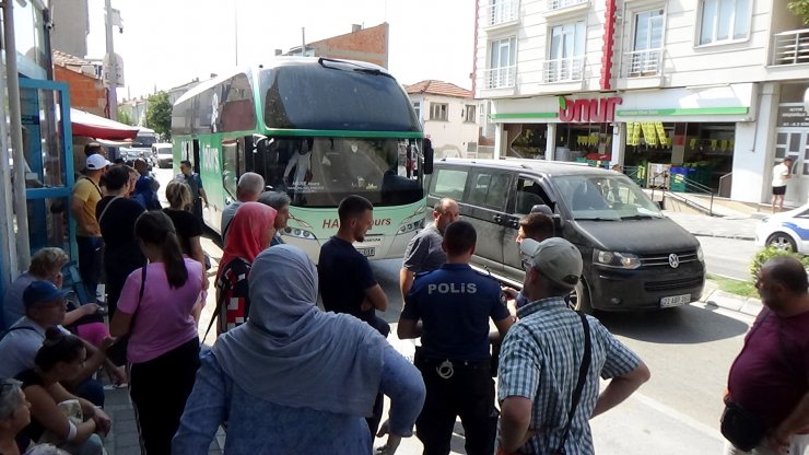 2 göçmen, tur otobüsü altında kaçmaya çalışırken yanıyordu