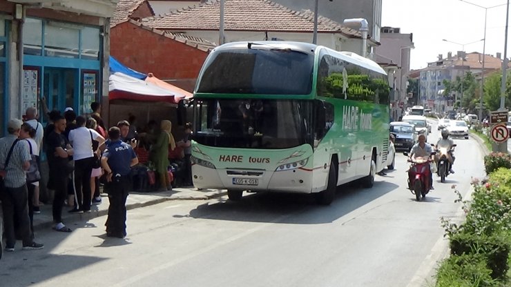 2 göçmen, tur otobüsü altında kaçmaya çalışırken yanıyordu