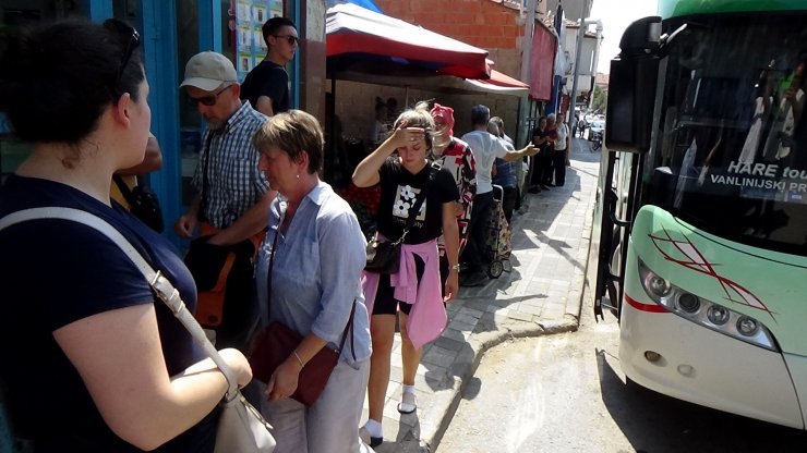 2 göçmen, tur otobüsü altında kaçmaya çalışırken yanıyordu