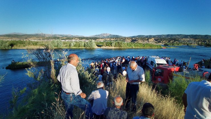 Akıntıya kapılan çocuğu kurtardıktan sonra nehirde kayboldu