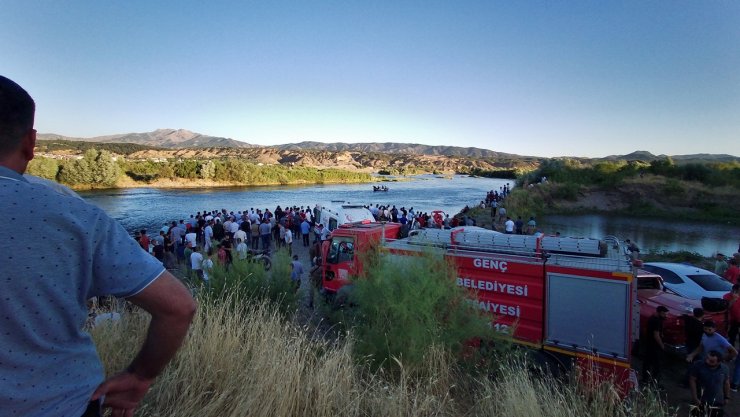 Akıntıya kapılan çocuğu kurtardıktan sonra nehirde kayboldu