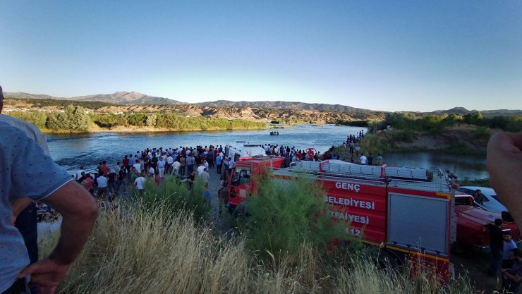 Akıntıya kapılan çocuğu kurtardıktan sonra nehirde kayboldu