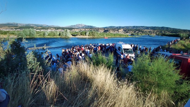 Akıntıya kapılan çocuğu kurtardıktan sonra nehirde kayboldu