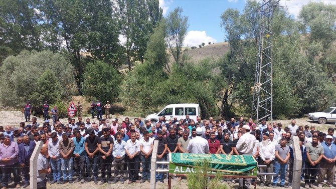 Amcasının oğlu tarafından öldürülen kişinin cenazesi defnedildi