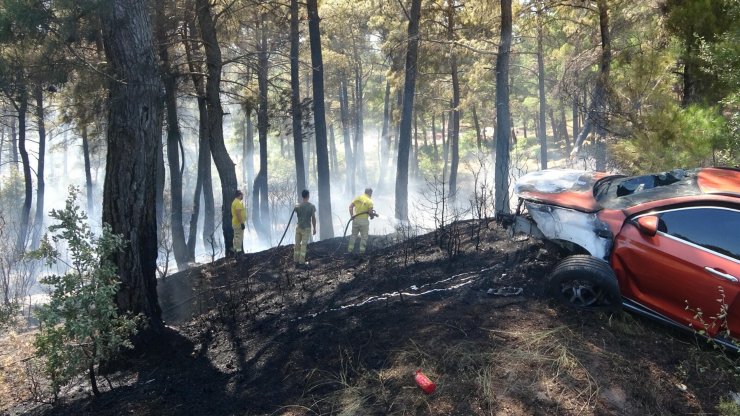 Alev alan otomobilin girdiği orman da yandı