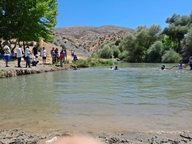 Amca ve yeğeni suda boğuldu