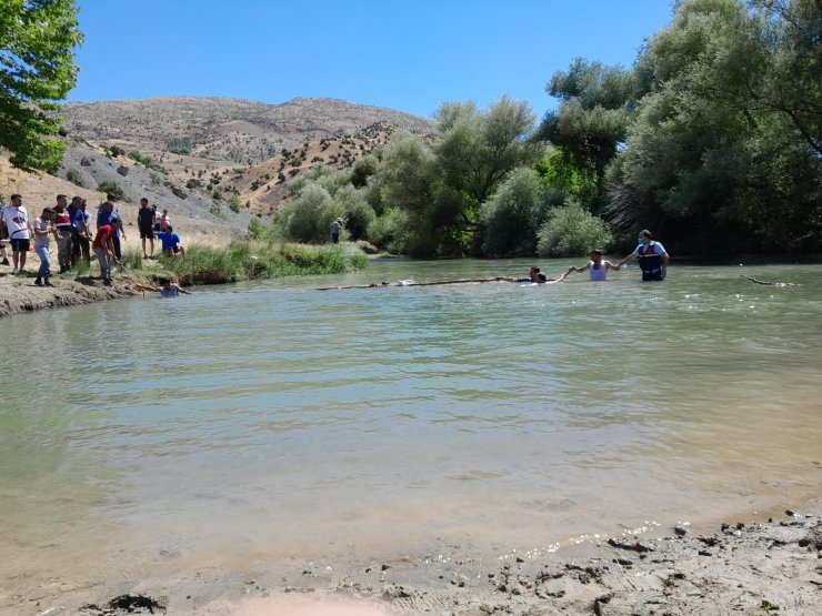 Amca ve yeğeni suda boğuldu