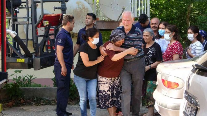 Apartmanda korkutan yangın, mahsur kalan 3 kişi kurtarıldı